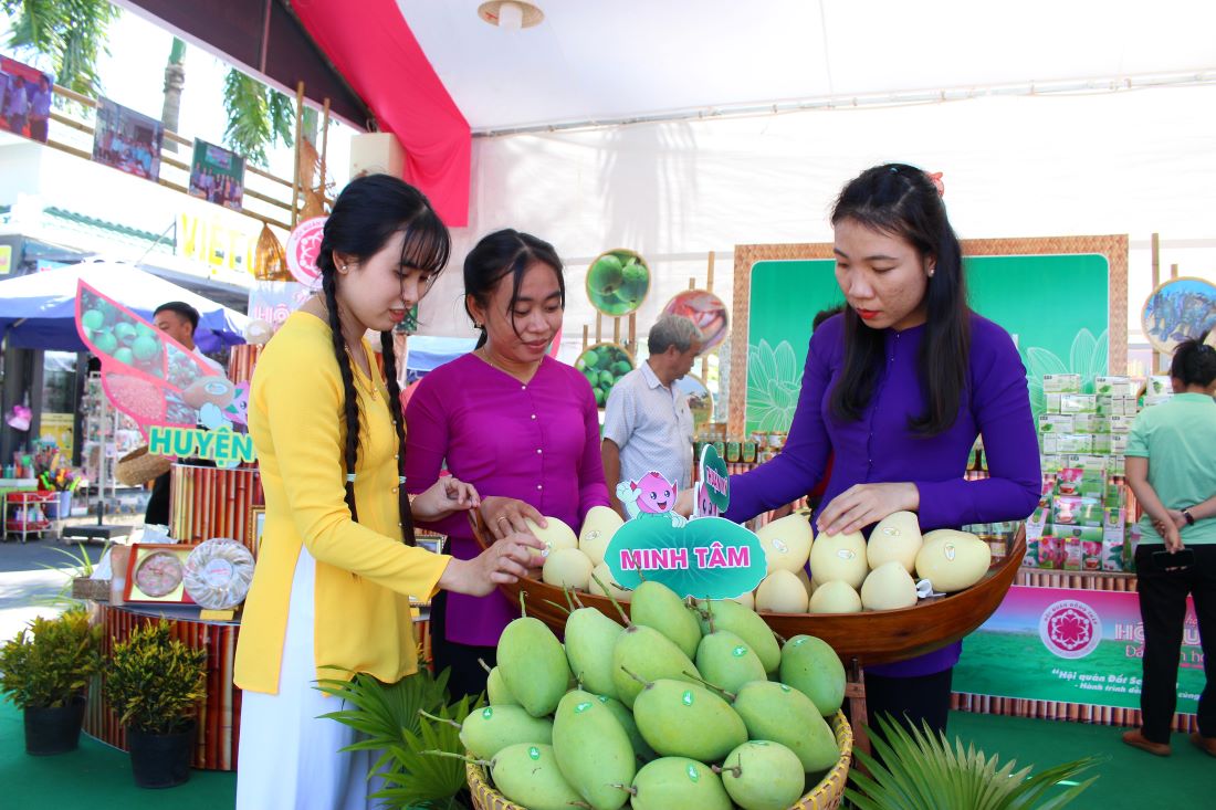 Sản phẩm trái cây của Hội quán huyện Cao Lãnh. Ảnh: Lục Tùng