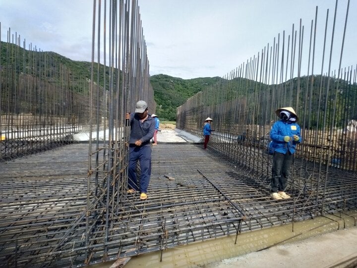 Các công nhân làm việc trên cao tốc Bắc - Nam qua địa phận thị xã Đông Hòa.