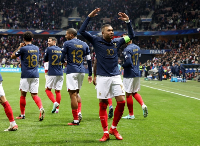 Mbappe mừng bàn trong trận Pháp thắng Gibraltar 14-0 ở lượt áp chót vòng loại Euro 2024 tối 18/11, trên sân Allianz Riviera, Pháp. Ảnh: AP