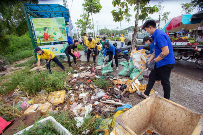 Tình nguyện viên rọn rác ở Phú Quốc. Ảnh: L.H