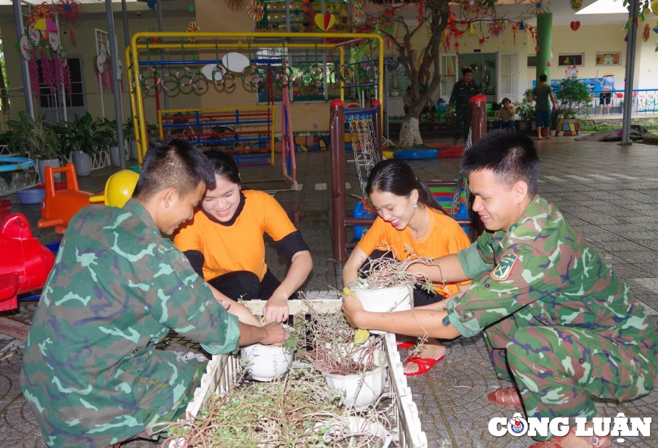 thua thien hue bo doi chung tay don lu giup hoc sinh tro lai truong hinh 2