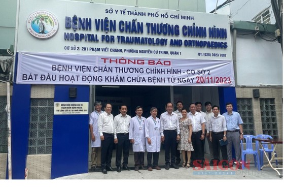 Ban Giám đốc Sở Y tế chụp hình lưu niệm với lãnh đạo, bác sĩ Bệnh viện Chấn thương Chỉnh hình