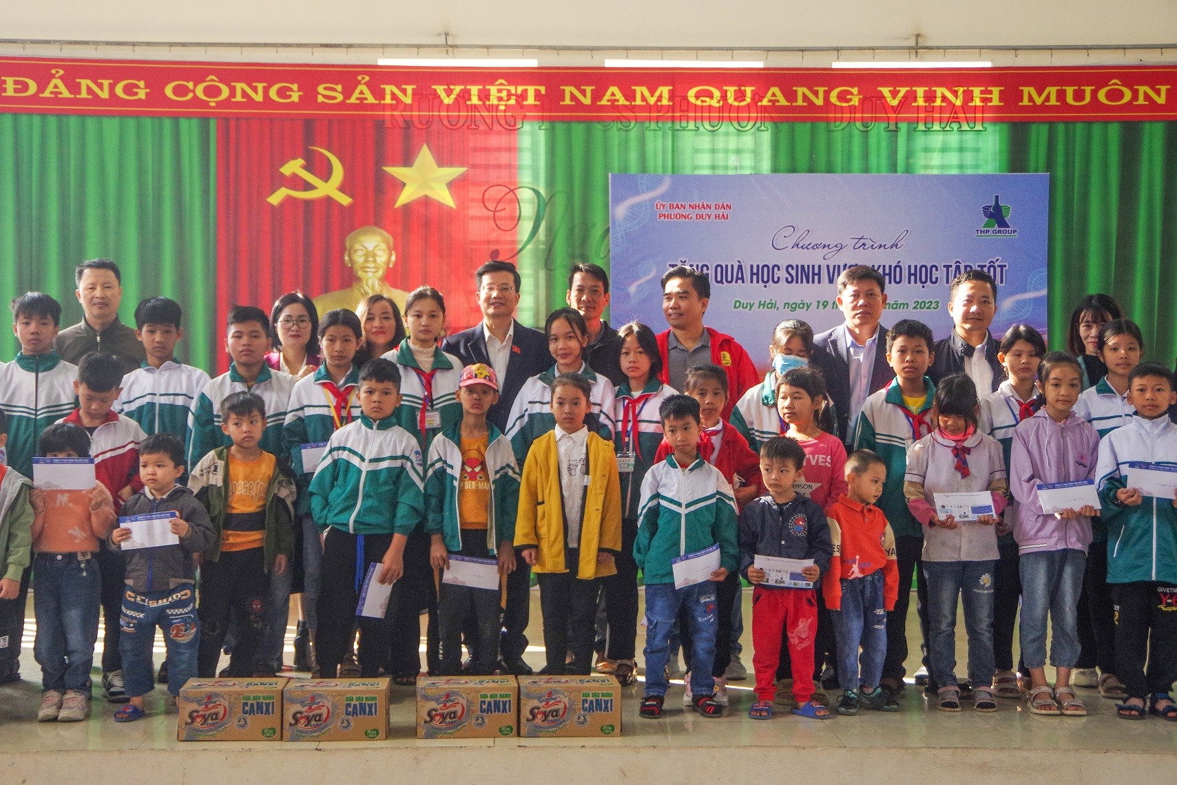 50 em hoc sinh ngheo vuot kho duoc tiep suc den truong trong niem vui cua thay co dip 20 11 hinh 5