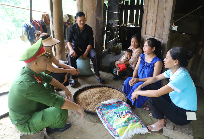 Tổ canh bào thai của xã Hữu Kiệm đang nói chuyện với chị Lữ Thị Mùi (thứ hai, góc trái), đang mang thai tháng thứ 9, về các kiến thức phòng, chống mua bán người. Ảnh: Đức Hùng