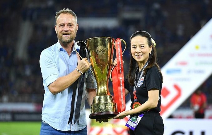 HLV Mano Polking cùng Madam Pang ăn mừng chức vô địch AFF Cup 2022. Ảnh: FAT