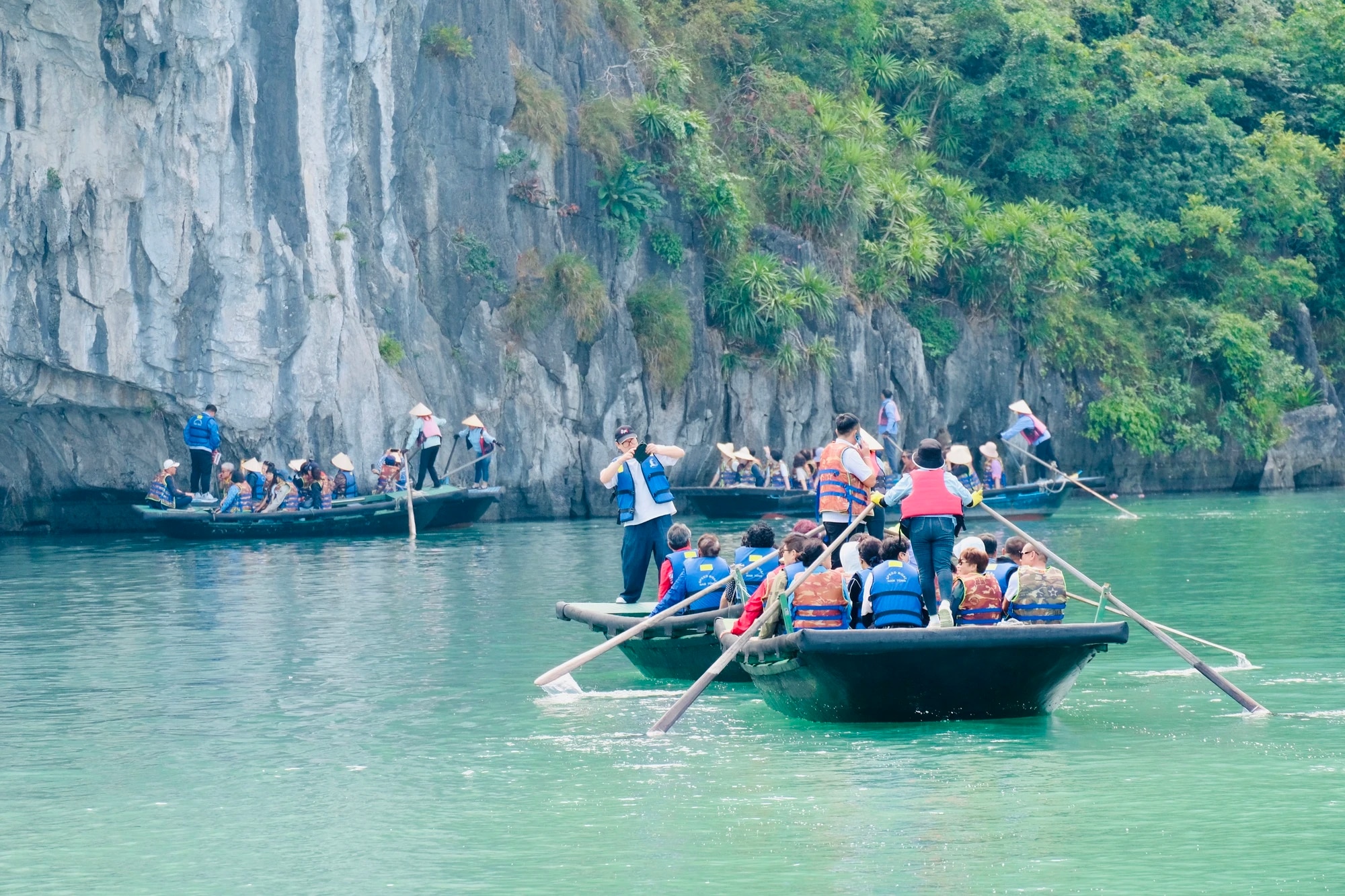 Khách nước ngoài đổ xô đến vịnh Hạ Long tận hưởng sự lãng mạn mùa thu  - Ảnh 10.