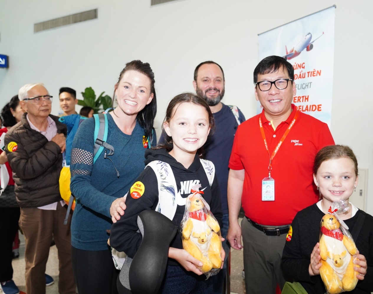 Tổng Giám đốc Vietjet Đinh Việt Phương chào đón những hành khách đầu tiên từ TP.HCM đi Perth, Adelaide.