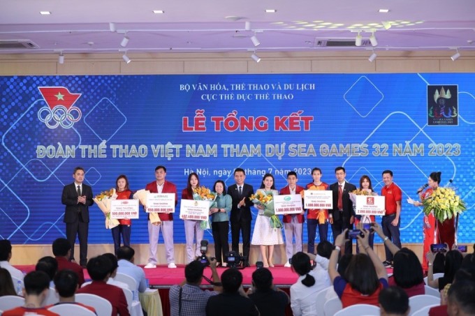 Đại diện Sabeco trao tặng khoản thưởng 2.89 tỉ đồng cho các VĐV đạt HCV tại SEA Games 32, tháng 7/2023, tại Hà Nội. Ảnh Sabeco