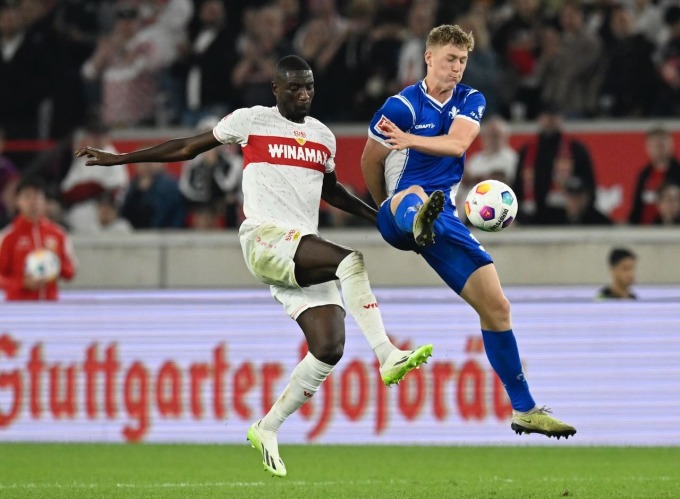 Guirassy (áo trắng) đang là tiền đạo tốt nhất Bundesliga mùa này với 15 bàn ghi cho Stuttgart qua 9 trận. Ảnh: AFP