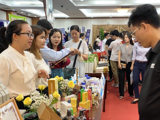 Techfest – Whise 2023 giới thiệu gần 200 gian hàng là các dự án, sản phẩm của doanh nghiệp khởi nghiệp. Ảnh: BÙI TUẤN