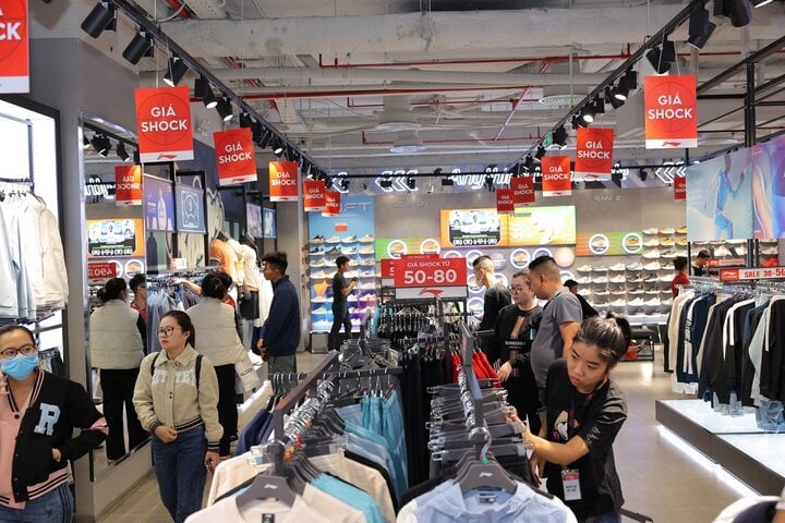 Nhiều cửa hàng thời trang hàng hiệu luôn chật kín khách trong ngày đầu khuyến mại dịp Black Friday.