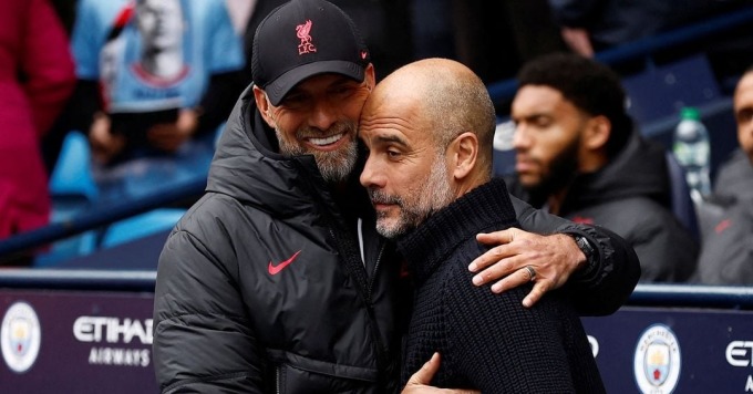 Klopp thân thiện với Guardiola trước trận Ngoại hạng Anh trên sân Etihad ngày 1/4/2023. Ảnh: Reuters