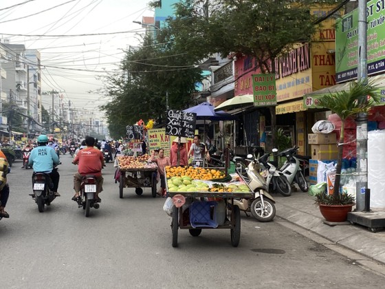 Các xe đẩy bán hàng rong trên đường Phạm Văn Bạch. Ảnh: HẢI NGỌC