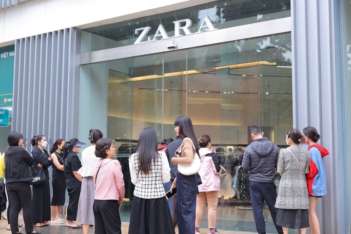 Nghe tin ZARA giảm sâu lên tới 40%, các tín đồ mua sắm đã đứng xếp hàng ngay từ khi trung tâm thương mại chưa mở cửa.