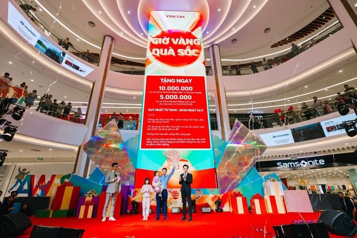 Khách hàng may mắn sở hữu hóa đơn mua sắm dài nhất trong ngày 24/11 tại Vincom Mega Mall Smart City nhận ngay quà tặng 10.000.000 đồng tiền mặt.