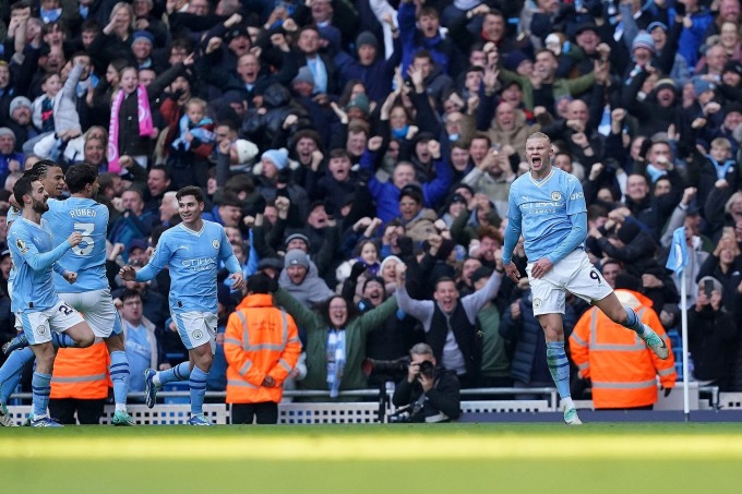 Haaland (số 9) mừng bàn mở tỷ số trước Liverpool. Ảnh: Reuters