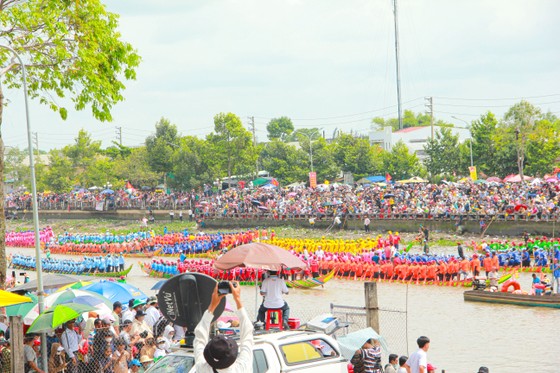 Đông đảo người dân, du khách tập trung kín bờ sông Maspéro để theo dõi đua ghe Ngo