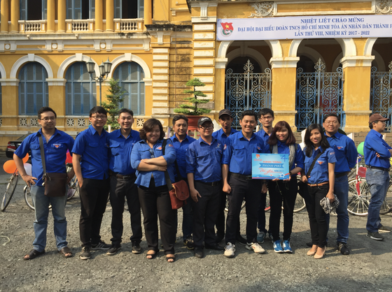 Chị Bùi Thạch Thảo cùng cán bộ Đoàn các cơ sở Đoàn thuộc Đoàn Khối Dân - Chính - Đảng TPHCM tham gia Hành trình Thành phố tôi yêu năm 2017