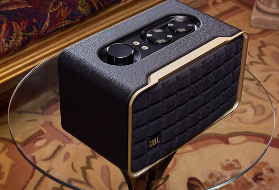 JBL Authentics gây ấn tượng từ cái nhìn đầu tiên với khung nhôm cao cấp, vỏ bọc da tinh tế và lưới tản nhiệt Quadrex đã được nâng cấp.