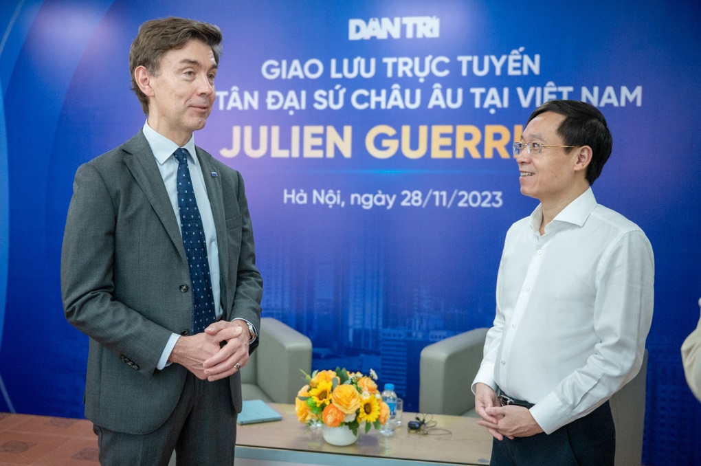 Đại sứ EU tại Việt Nam Julien Guerrier đang giao lưu với độc giả Dân trí - 2