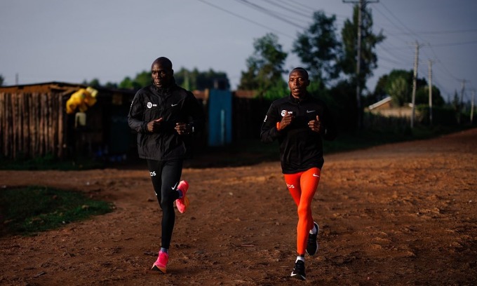 Kipchoge trên đường chạy tập buổi sáng ở Iten, Kenya ngày 27/11. Ảnh: NN Running