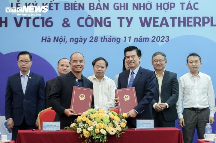 Đại diện kênh VTC16 và Công ty Cổ phần Giải pháp Thời tiết WeatherPlus ký kết bản ghi nhớ hợp tác.