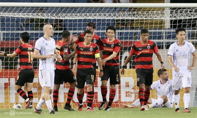 Hà Nội FC (áo trắng) thua Pohang Steelers 2-4 tại sân Mỹ Đình ở lượt trận ra quân AFC Champions League 2023-2024. Ảnh: Hiếu Lương