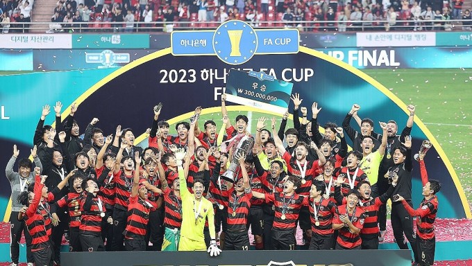 Pohang Steelers đoạt FA Cup 2023 sau khi thắng Jeonbuk Hyundai 4-2 ở chung kết hôm 4/11. Ảnh: Yonhap