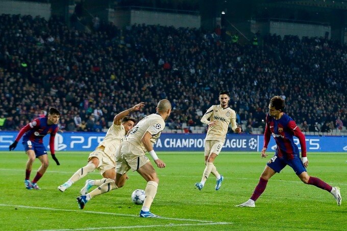 Felix (phải) đá nối, ấn định thắng lợi 2-1 cho Barca. Ảnh: AS