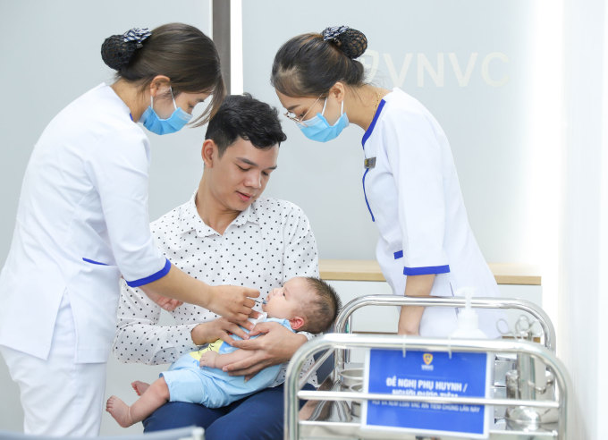 VNVC chú trọng công tác bảo quản vaccine và thực hành quy trình tiêm chủng an toàn khi chích ngừa cho mọi khách hàng, trong đó có trẻ nhỏ. Ảnh: Mộc Thảo