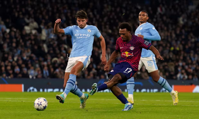 Lois Openda (số 17) mở tỷ số cho Leipzig trước Man City. Ảnh: PA