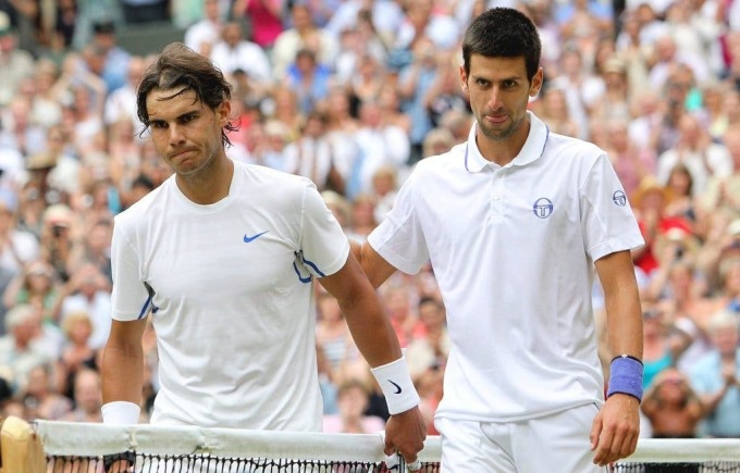 Djokovic (phải) thắng Nadal ở chung kết Wimbledon 2011. Ảnh: AELTC