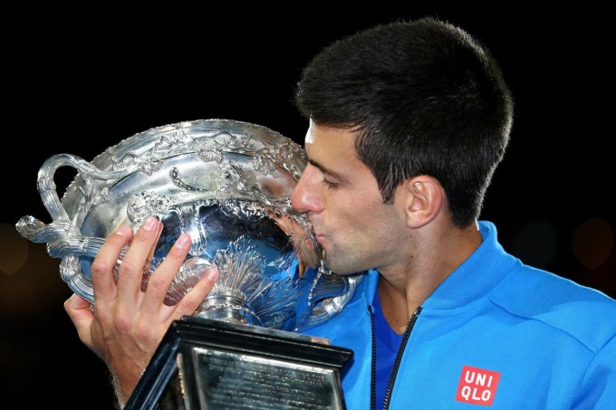 Djokovic hôn cup Australia Mở rộng 2015, sau khi hạ Andy Murray ở chung kết. Ảnh: AP