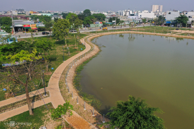 Lối đi bộ quanh hồ cảnh quanh, xung quanh được trồng nhiều cây xanh. Ảnh: Quỳnh Trần