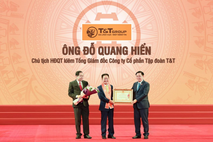 Ông Đỗ Quang Hiến - Nhà sáng lập, Chủ tịch Ủy ban Chiến lược Tập đoàn, nhận Huân chương Lao động hạng Nhất năm 2020. Ảnh: T&T Group