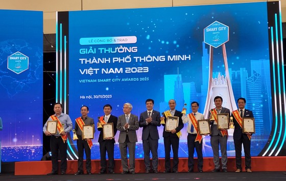 Đại diện các tỉnh, thành phố được nhận giải thưởng thành phố thông minh năm 2023