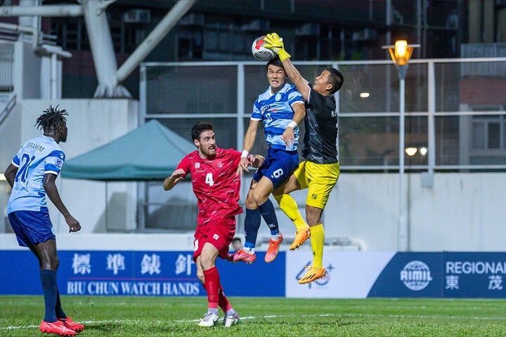 Thủ môn Đình Triệu (áo đen) mang lại sự yên tâm cho Hải Phòng FC. (Ảnh: Eurasia Sport Images/Getty)