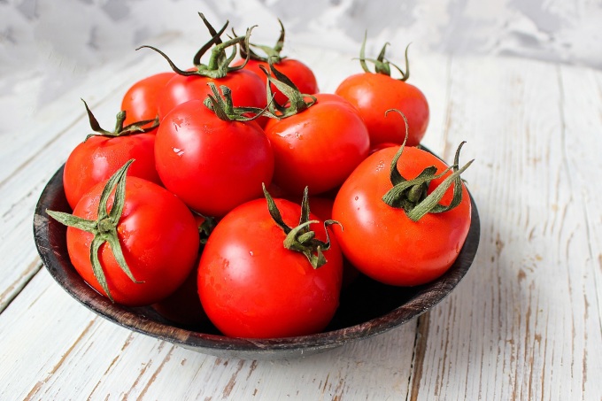 Cà chua giàu chống oxy hóa vitamin C và lycopene hỗ trợ ngăn bệnh mạn tính. Ảnh: Freepik