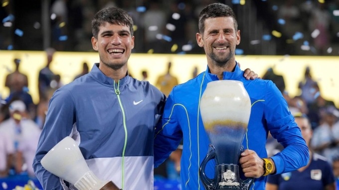 Alcaraz (trái) và nhà vô địch Djokovic ở Cincinnati Masters 2023 hồi tháng 8. Ảnh: AP