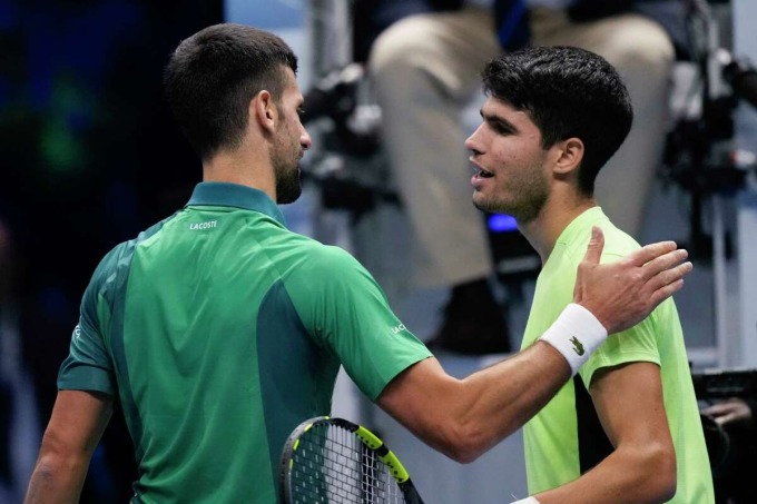 Alcaraz (phải) chúc mừng Djokovic sau trận bán kết ATP Finals hôm 18/11 tại Turin, Italy. Ảnh: AP