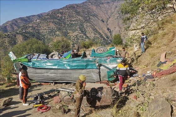 Hiện trường vụ tai nạn xe khách tại khu vực Kashmir của Ấn Độ ngày 15-11-2023. Ảnh: AFP/TTXVN