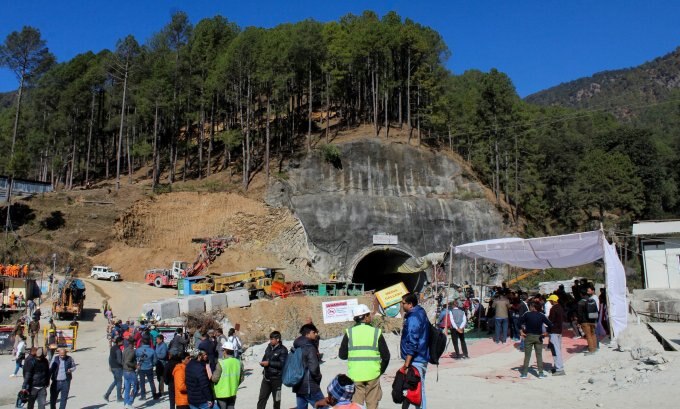 Khu vực gần cửa hầm bị sập ở bang Uttarakhand, Ấn Độ, hôm 24/11. Ảnh: Reuters