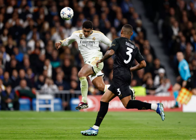 Bellingham trong pha đánh đầu nâng tỷ số lên 2-1 cho Real trong trận thắng Napoli 4-2. Ảnh: realmadrid.com