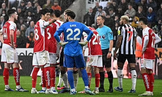 Trọng tài Stuart Attwell trong lúc chờ VAR xác định bàn của Newcastle trên sân St James Park, khiến Arsenal thua trận đầu tiên ở Ngoại hạng Anh 2023-2024 ngày 4/11/2023. Ảnh: AFP