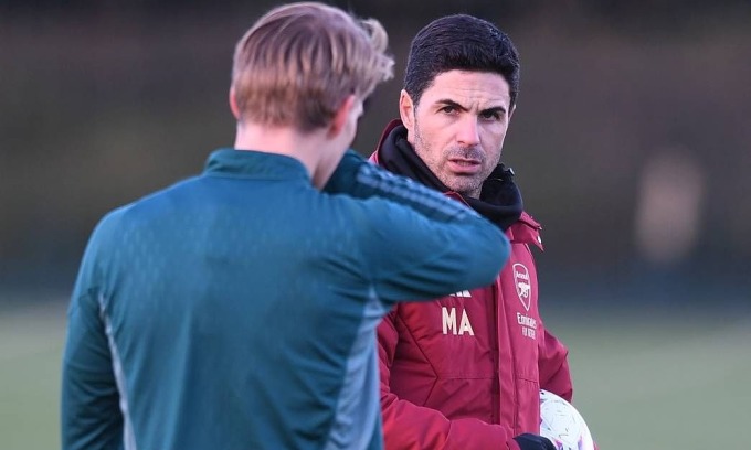 Arteta trao đổi với đội trưởng Martin Odegaard trên sân tập London Colney ngày 28/11. Ảnh: arsenal.com