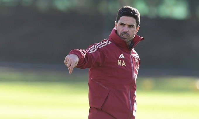 HLV Arteta trên sân tập Colney ngày 2/11. Ảnh: arsenal.com