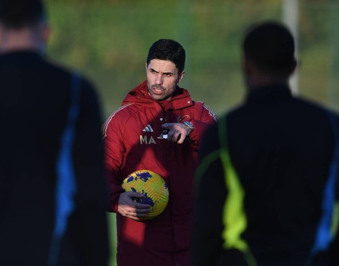 HLV Arteta chỉ đạo trong buổi tập của Arsenal ngày 23/11. Ảnh: arsenal.com