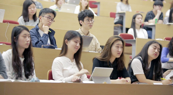 Sinh viên tại Đại học Quốc gia Seoul, Hàn Quốc. Ảnh: SNU