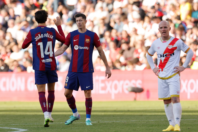 Lewandowski chia vui với Felix sau tình huống hậu vệ Vallecano phản lưới, biếu Barca bàn gỡ 1-1 trên sân Vallecas ở vòng 14 La Liga ngày 25/11. Ảnh: AFP