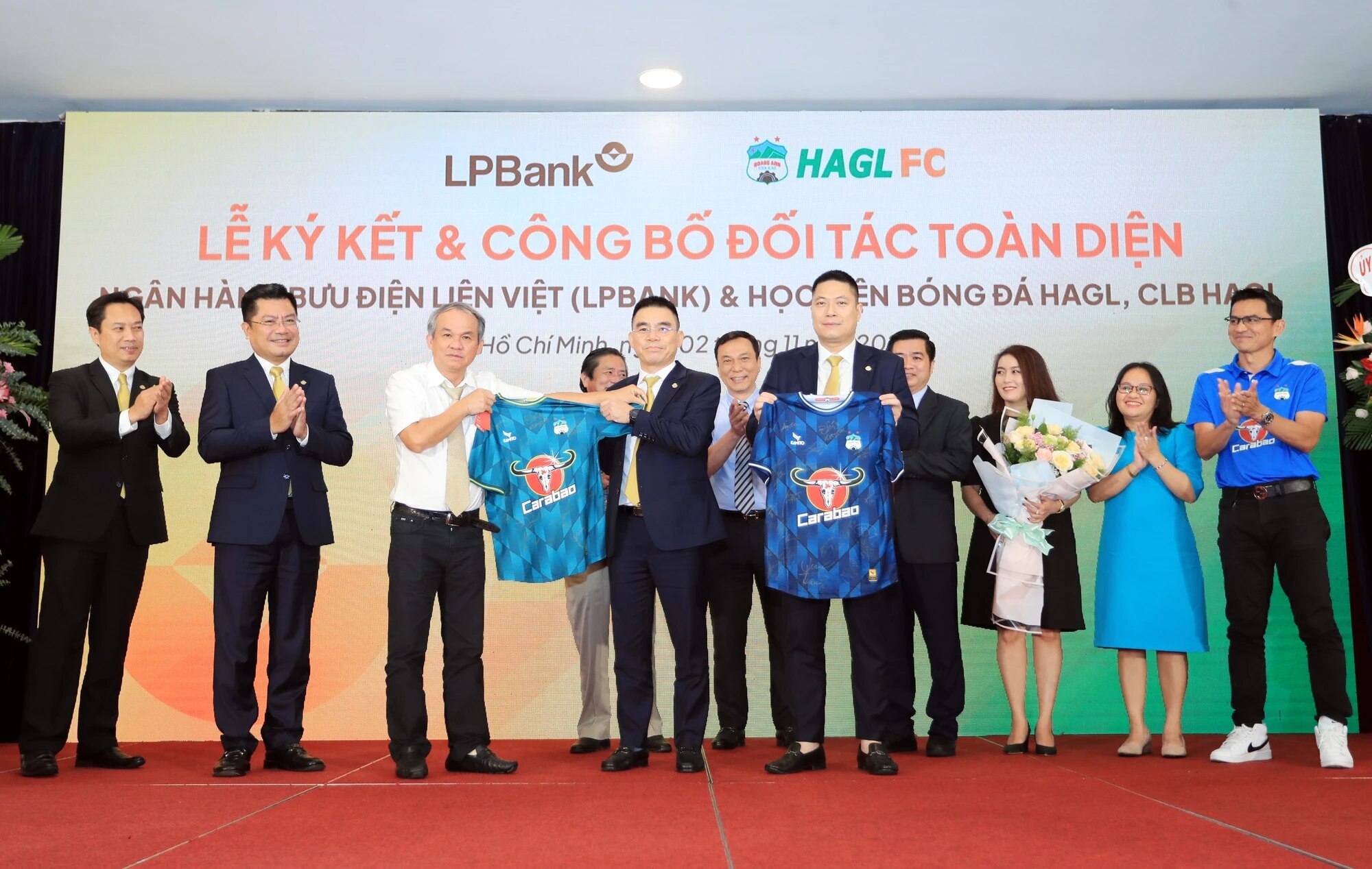 Bầu Đức trong ngày đổi tên CLB và học viện thành LPBank HAGL